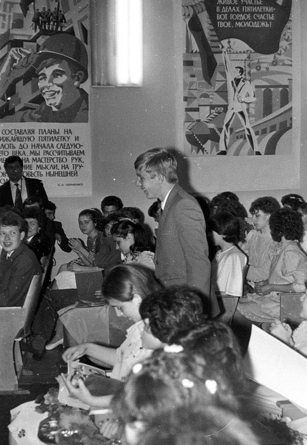 Злат (Андрей Золотенко) топает за аттестатом зрелости. 1984 