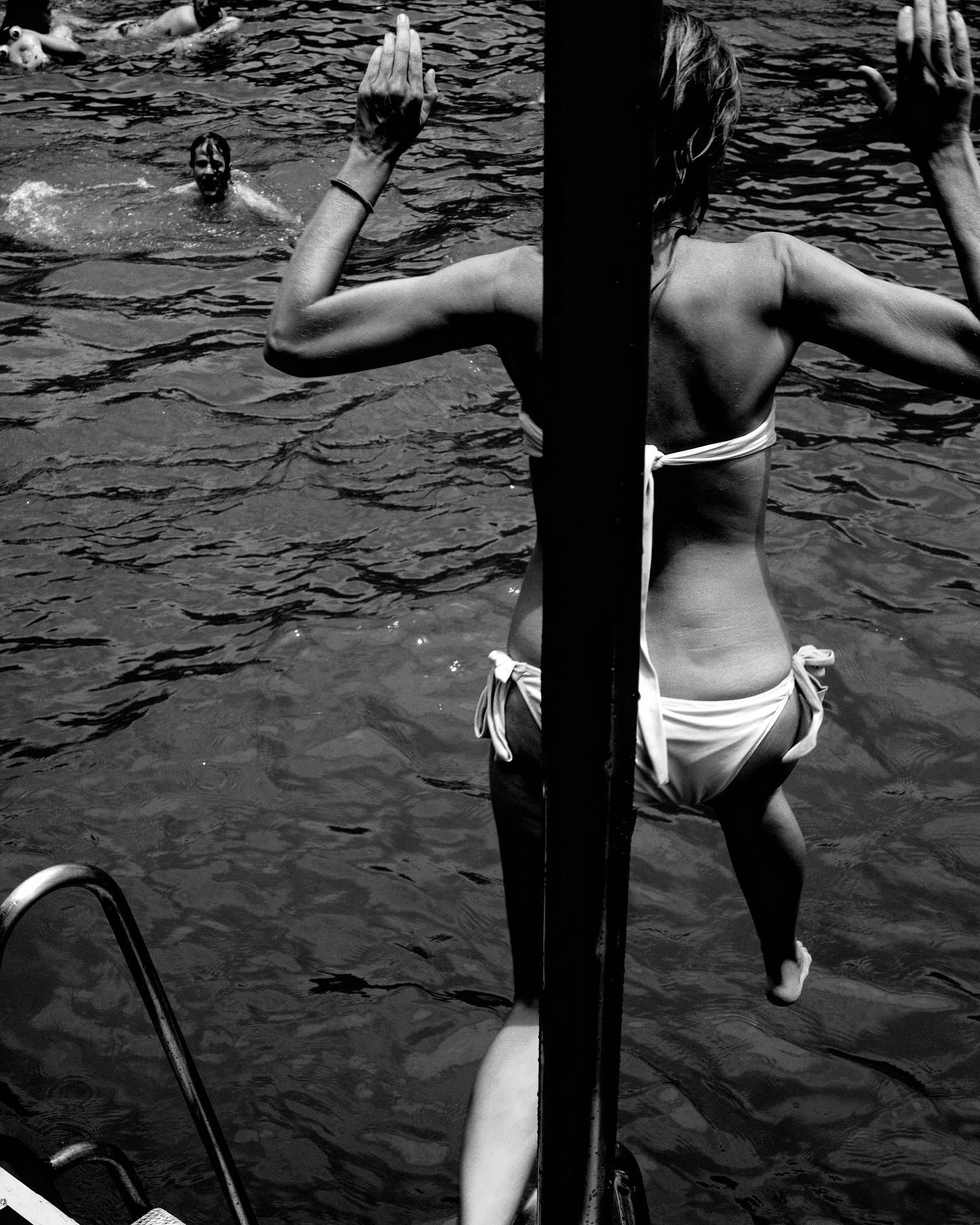 *** Ricoh GRIIIx thailand bw beach black and white