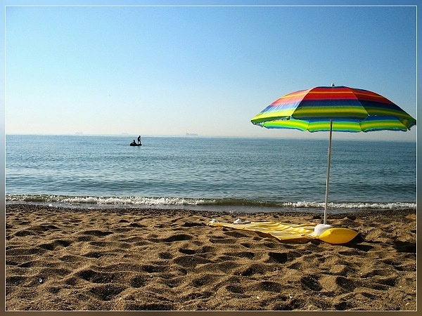 A lone sunshade. море, пляж, зонт