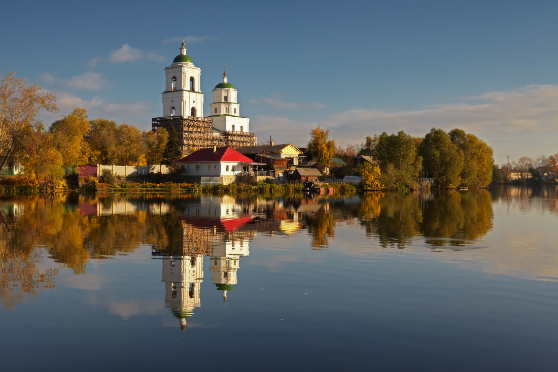 В ТЕПЛЫХ УТРЕННИХ ЛУЧАХ кыштым церковь пруд осень