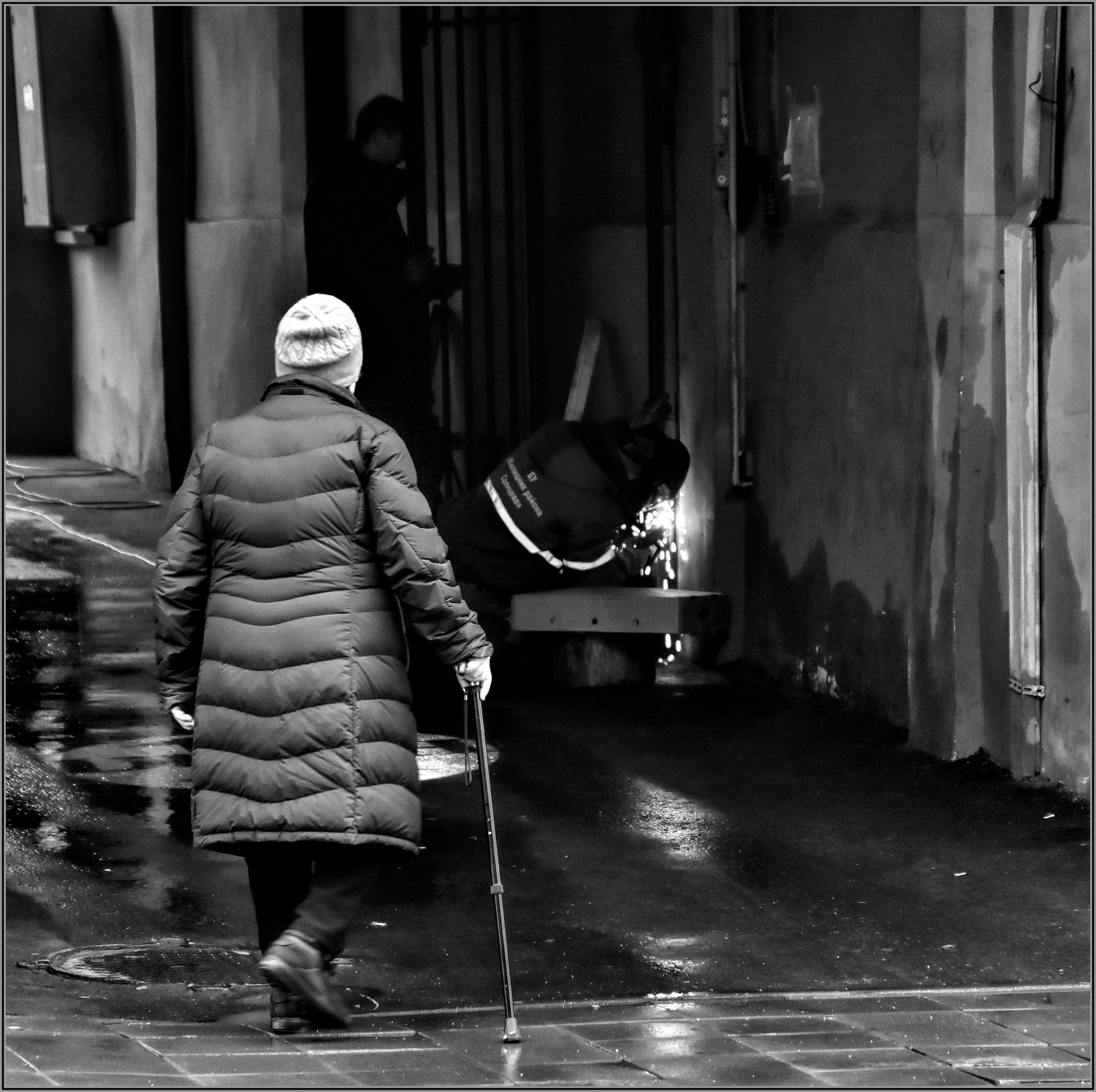 ..."Чудо" в подворотне .... улица люди события
