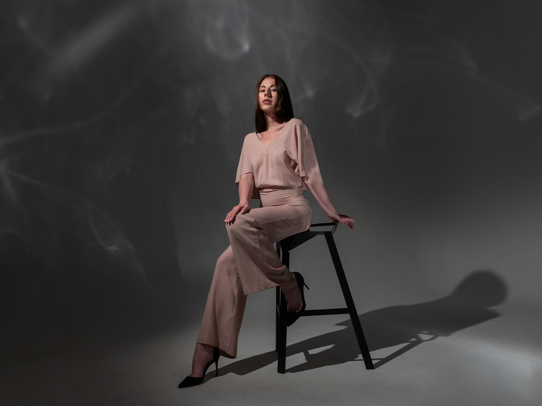 Pink and grey reflections model sitting posing pink long hair brunette отражения модель позировка розовый костюм блики