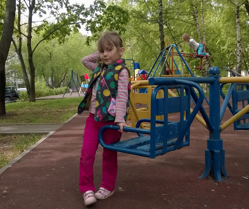 "Модель" из нашего двора...:))) дети май