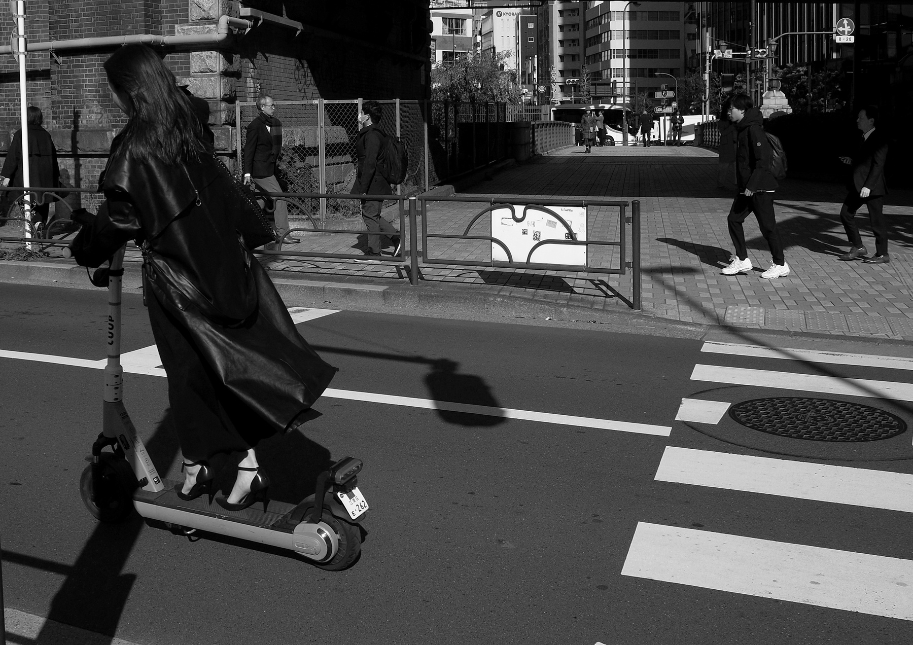 Элегантная  скорость город улица девушка мода Scooter скорость люди прохожие Токио Япония