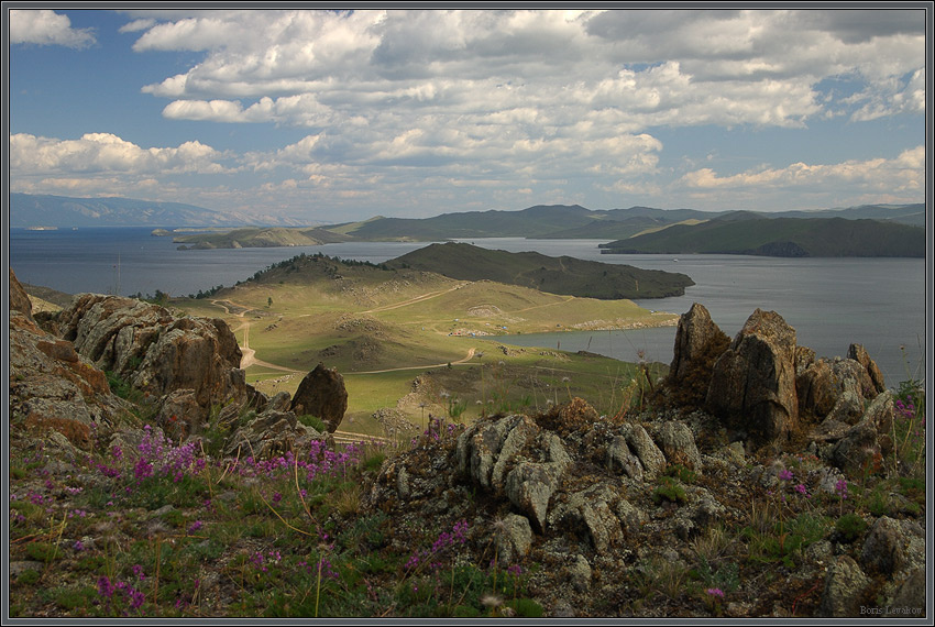 Легли на землю тени облаков Камни-останцы, облака.