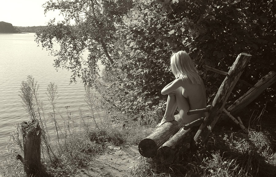 Тихий вечер на Истре скамейка, обнаженная, ню