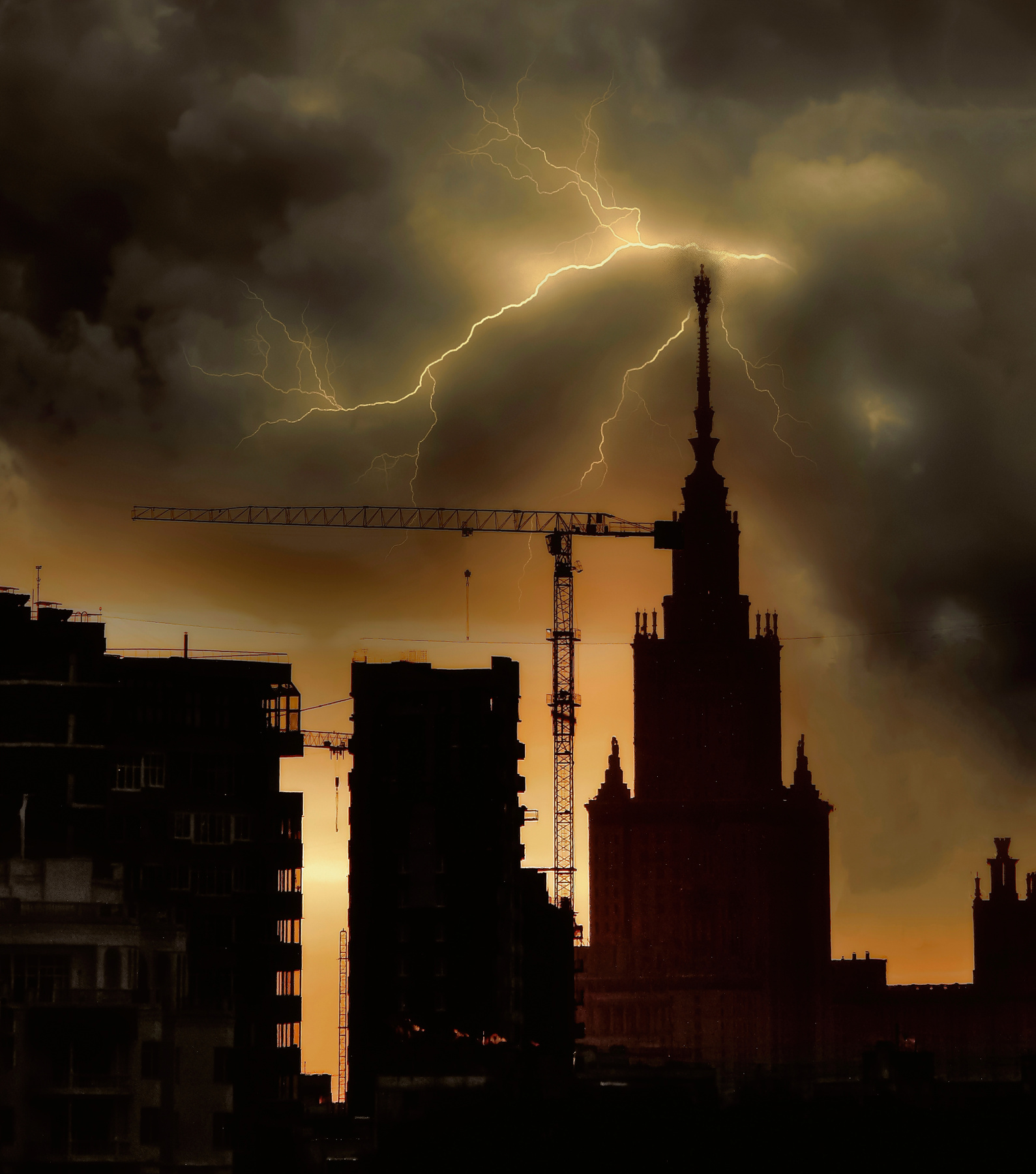 Гроза. гроза город МГУ стройка
