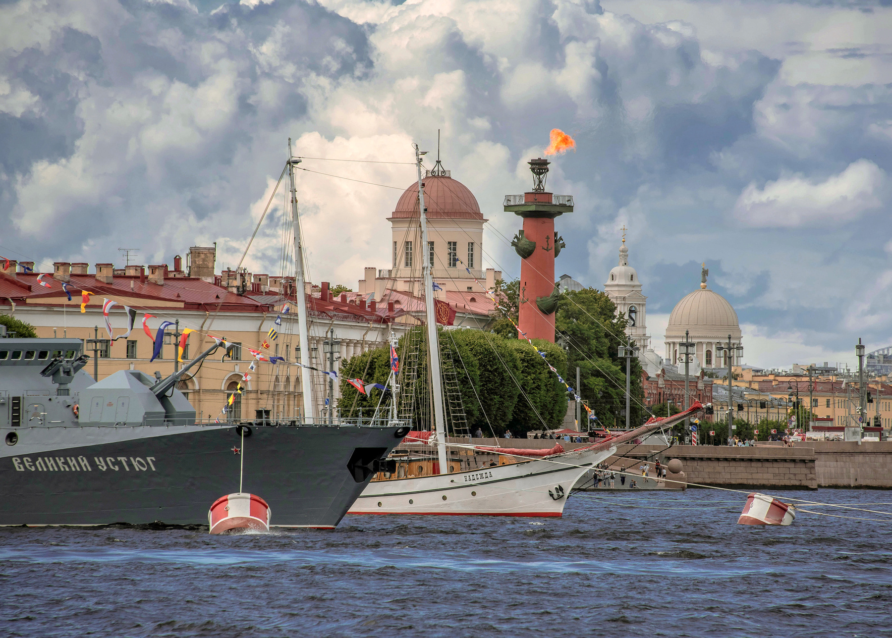 Праздник ВМФ город Нева набережная корабли парад купола ростры огонь свет стрелка пейзаж история архитектура
