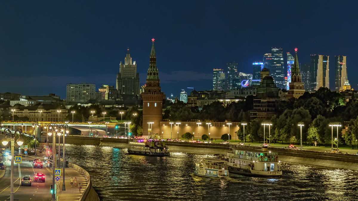 Кремлевская набережная москва
