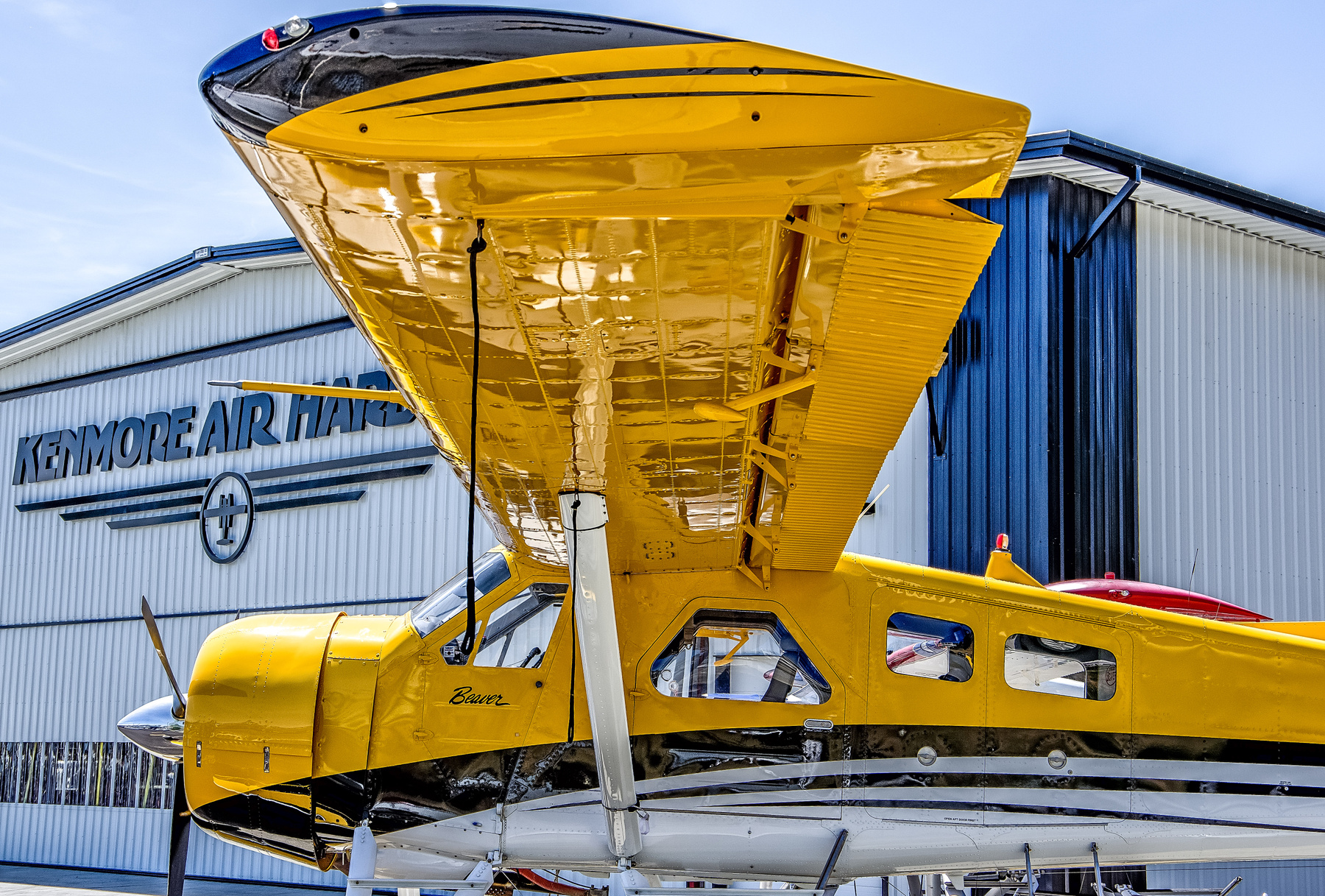 Гидроплан DeHaviland DH-C2 Beaver на стоянке маленькой компании Kenmore Air Гидроплан