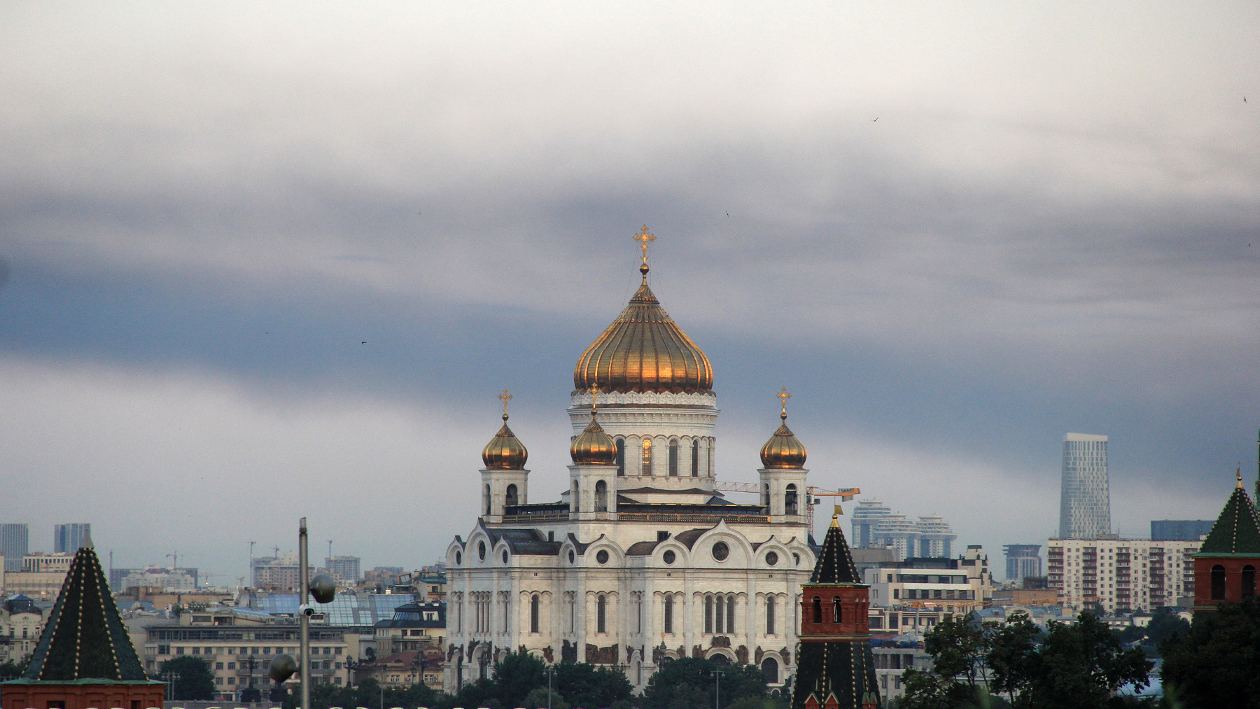 Вид на Храм Христа Спасителя из Зарядья в 6:10 утра.  26.07.2021 Москва Панорама Город Кремль Соборы