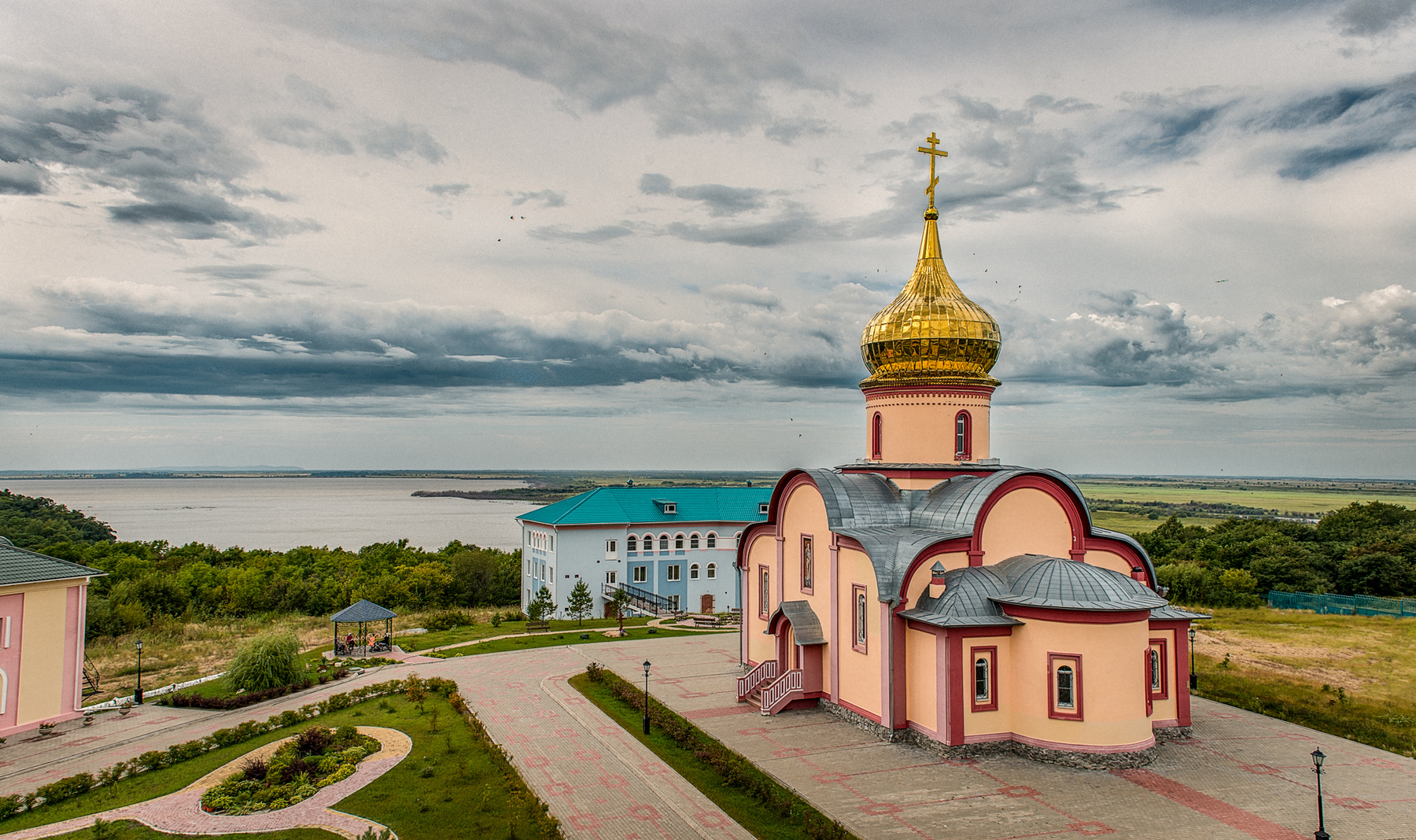 ***У озера 