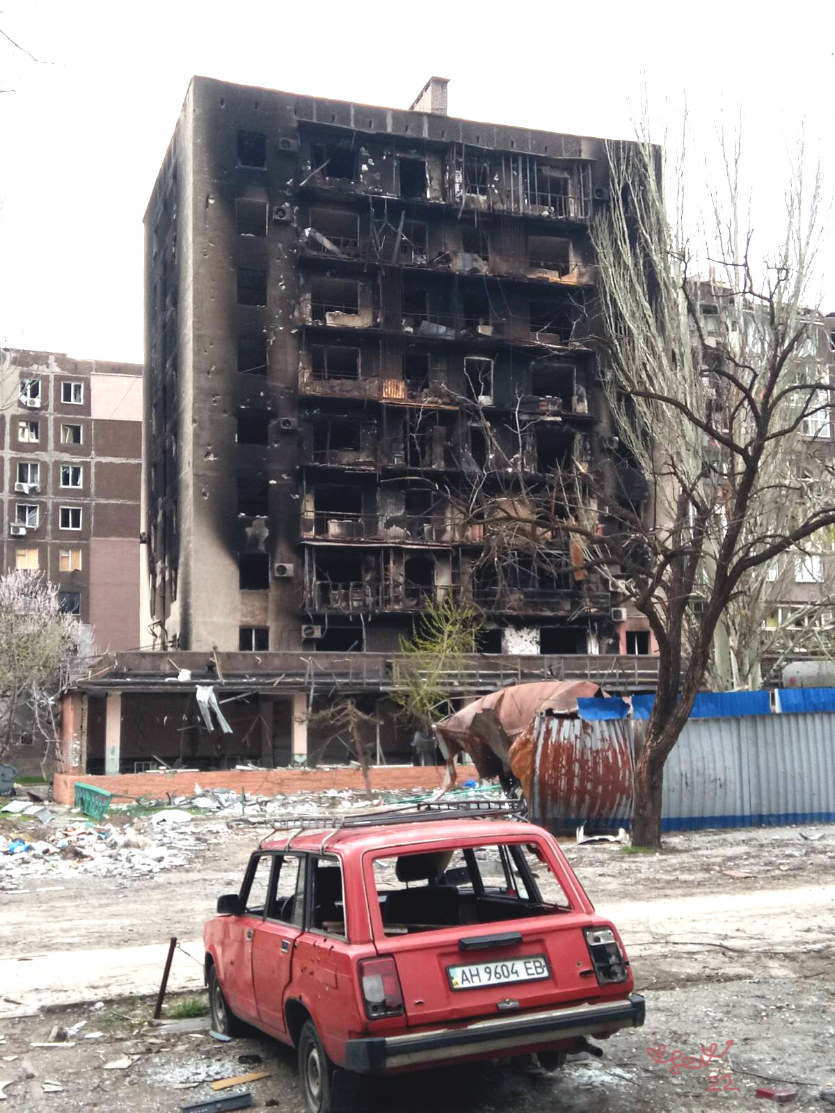 милитари корректировка архитектуры советских жилых домов в Мариупое. весна 22 года 