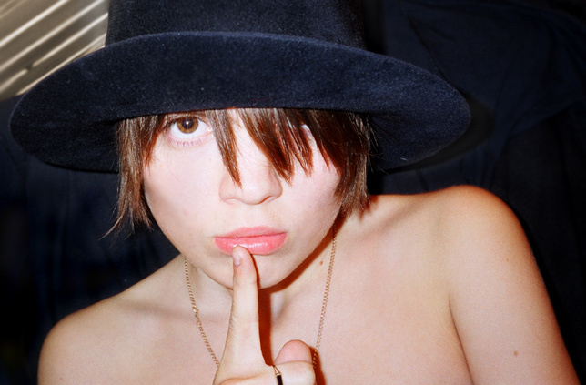 Aqua Marina leaves her hat on Aqua Marina хотела дощелкать пленку