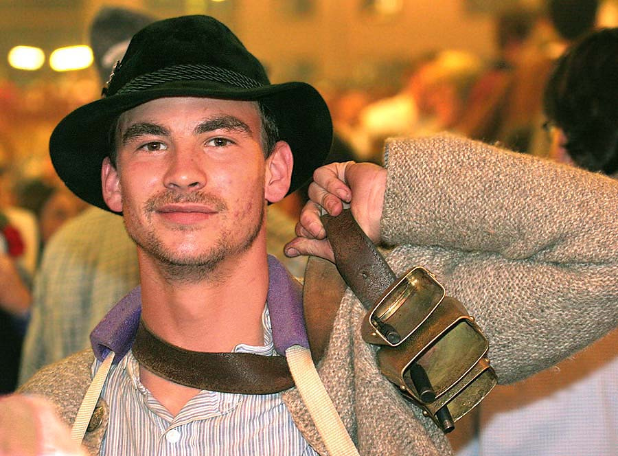 Про торговца торговец колокольчики шляпа Oktoberfest пиво толпа