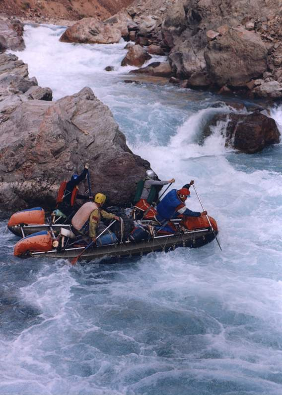 "Четверо в лодке..." река, Чаткал, экстрим, Киргизия, горы, отдых, спорт