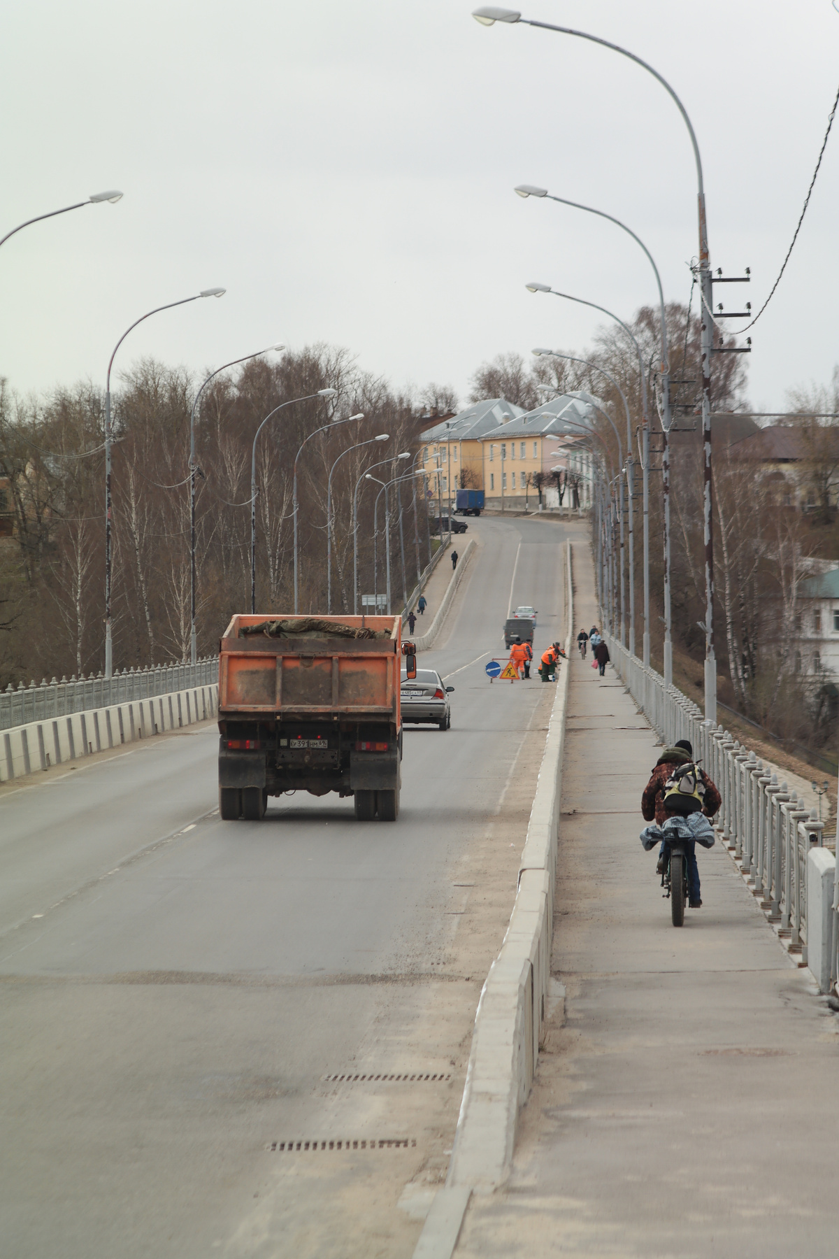 В городе генуборка 2. город весна стрит