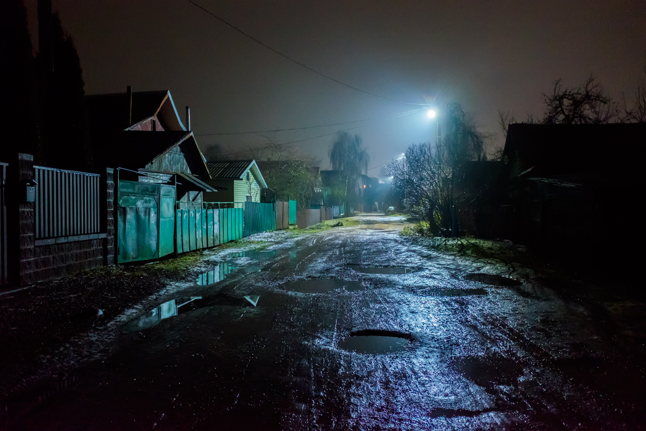 Декабрьский вечер 3 вечер улица туман дома заборы деревья фонари лужи