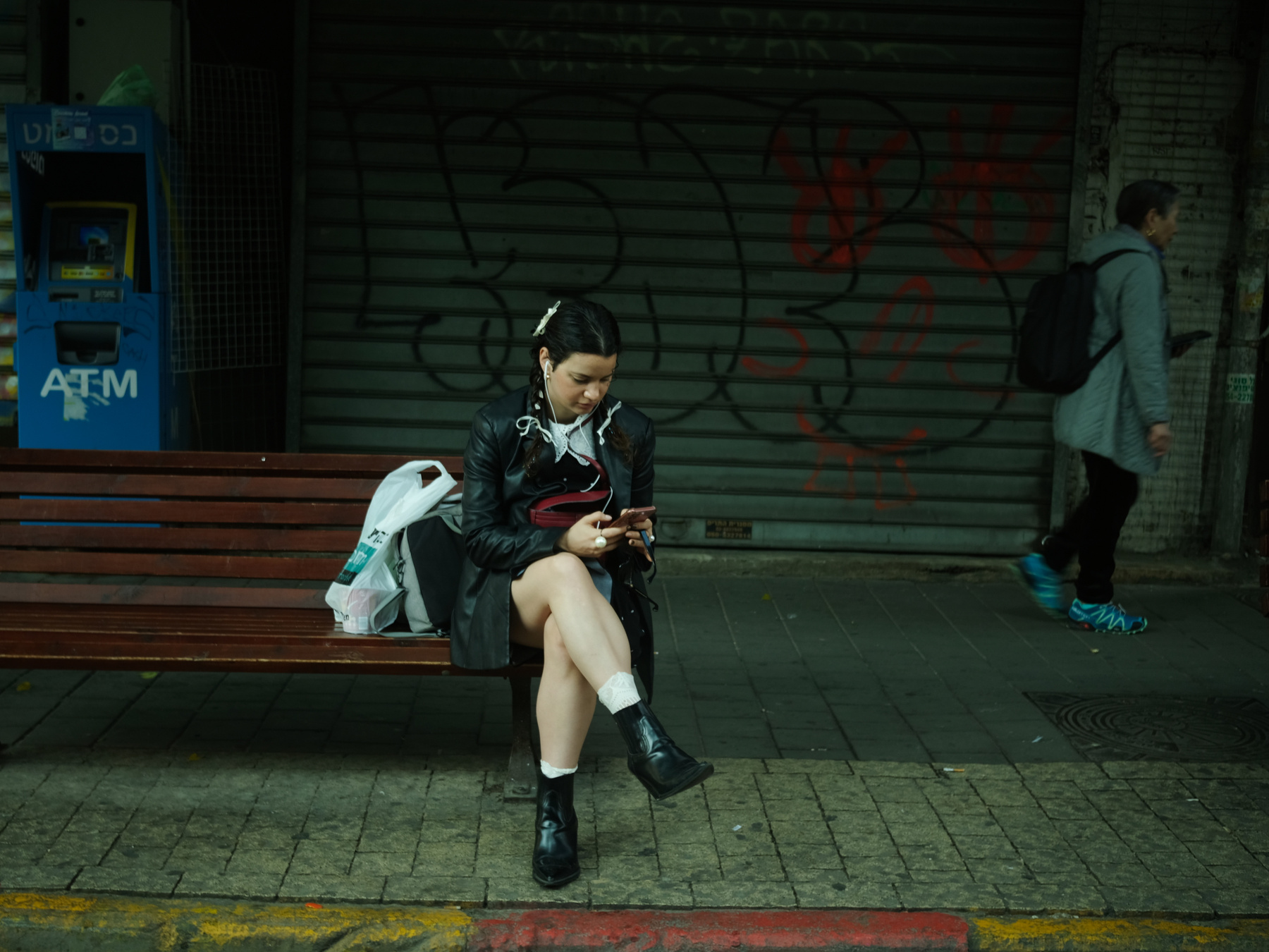 ... остановка девушка стиль streetphoto lens ttartisan 27 2.8