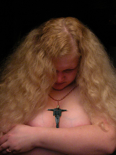 Memento mori nu girl cross