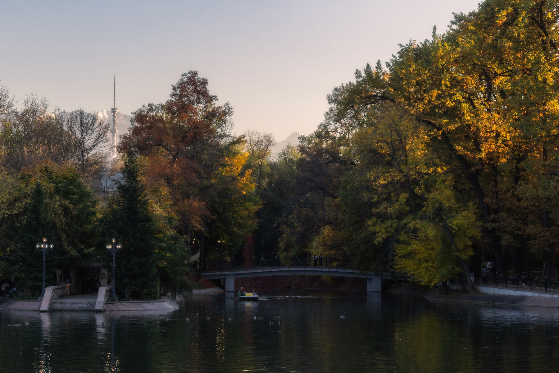 Осень на озере... парк вечер осень озеро люди деревья природа пейзаж фотография