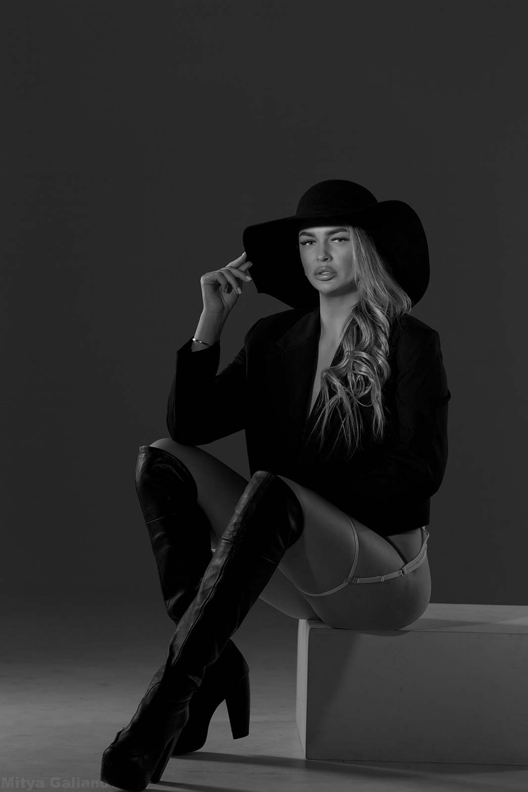 Классические портреты mityagaliano characteristicgirl mityagalianophotographer mityagalianofashionphotographer фотографбелгород фотографмосква фотографкурск belgorod contrast exemplaryfigure eveningreflections tothelight backlight reflections underwear classicstudio