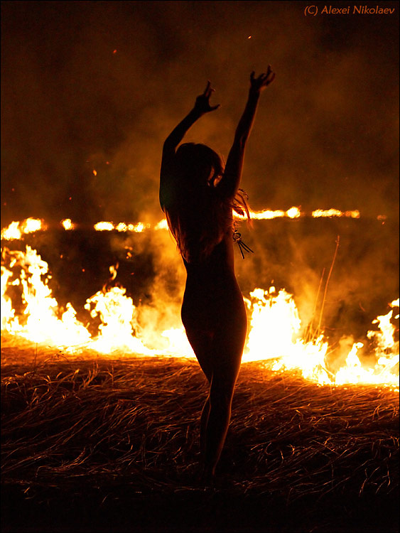 Burning девушка ню огонь