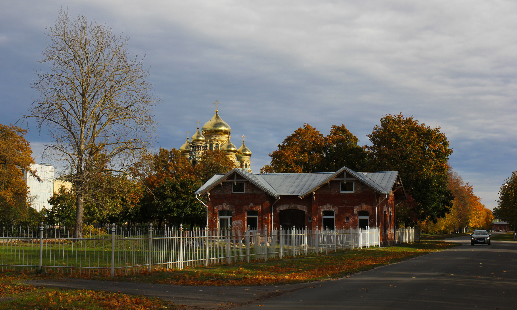 Вечерним солнцем город освещён. Liepāja