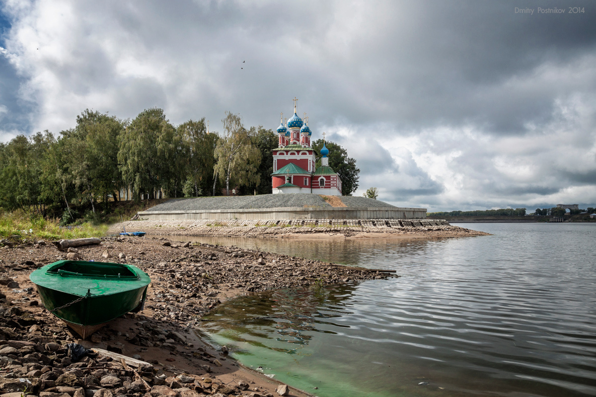 Вид на Церковь царевича Дмитрия "на крови". городской пейзаж архитектура храм волга углич