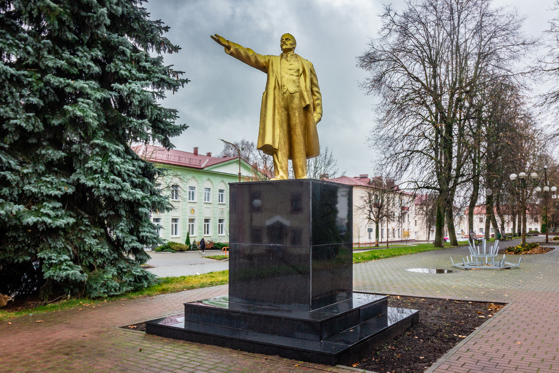 "Золотой" вождь памятник Слоним Ленин