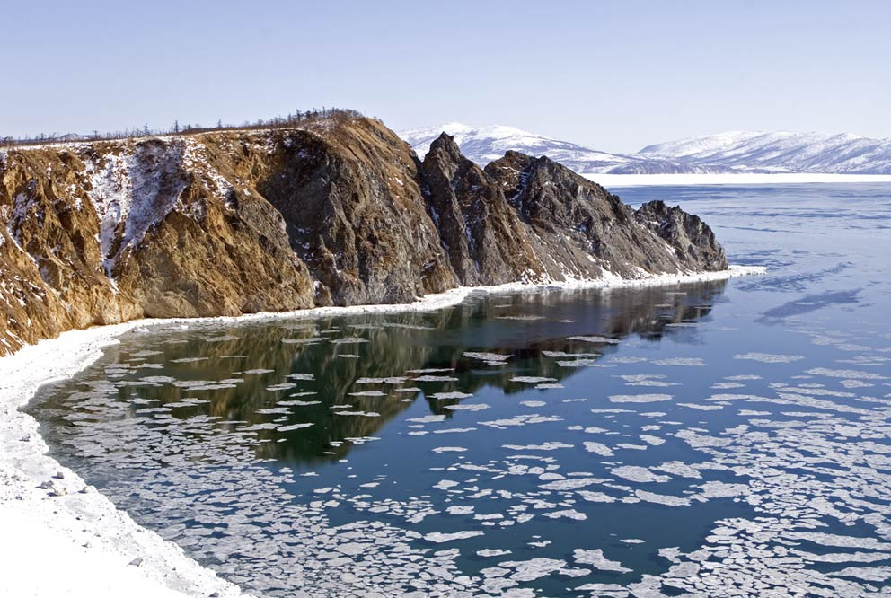 Пейзаж с молодым льдом, морем и мысом 