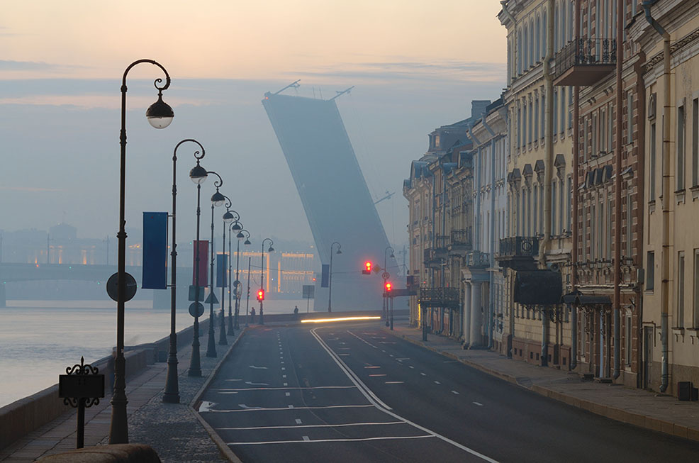 Белые ночи в Санкт-Петербурге . ночь сумерки мост разводной набережная навигация дорога