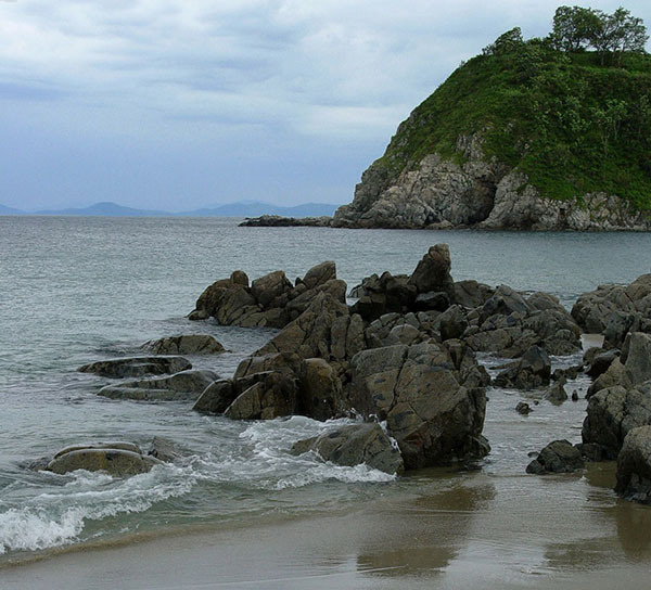 Грустная погода море, камни
