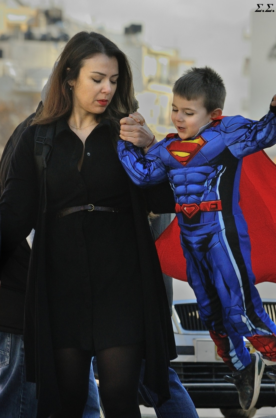 HAPPY MOM AND THE FLYING SUPER BOY 