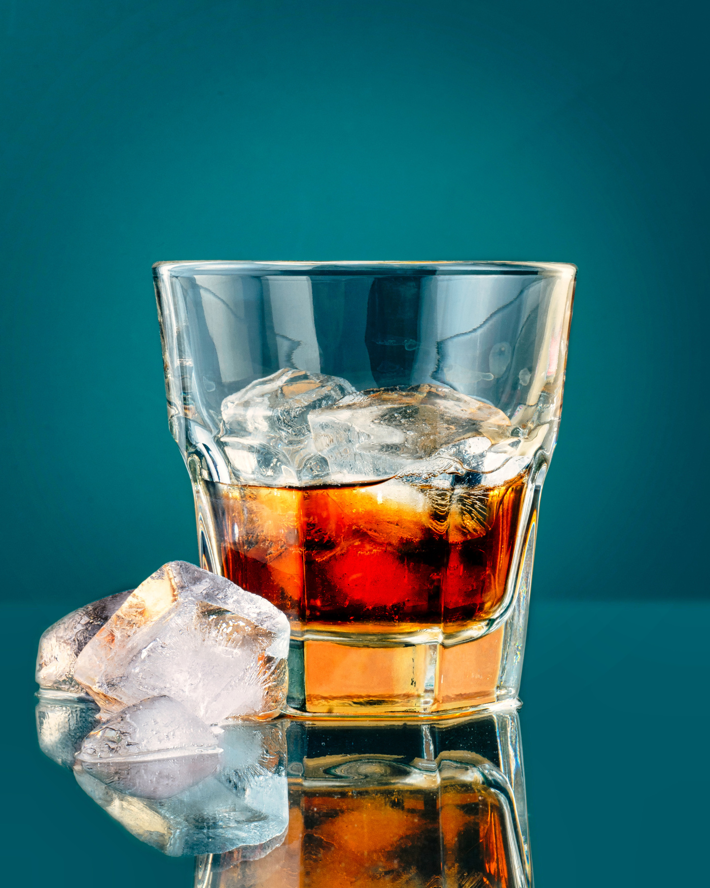 Whisker. натюрморт лед стакан whisky