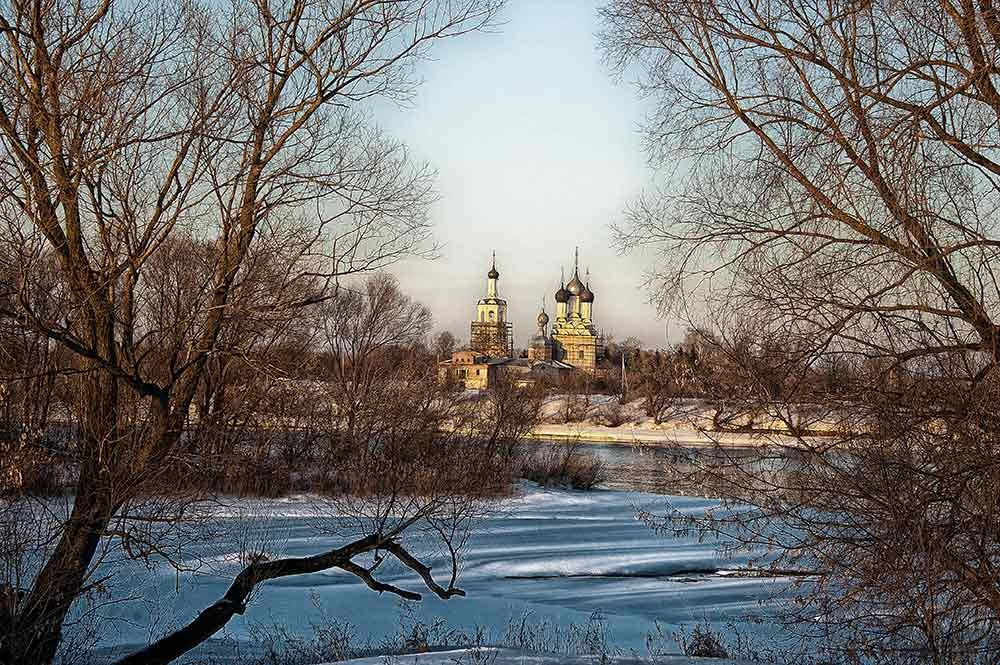 Храм на реке 