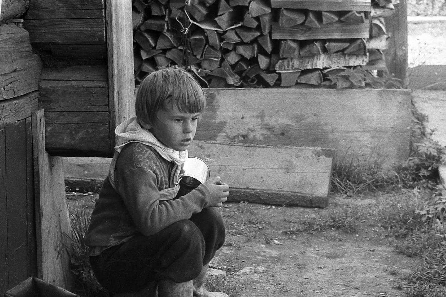 Сходил с нами на болото за ягодой. 