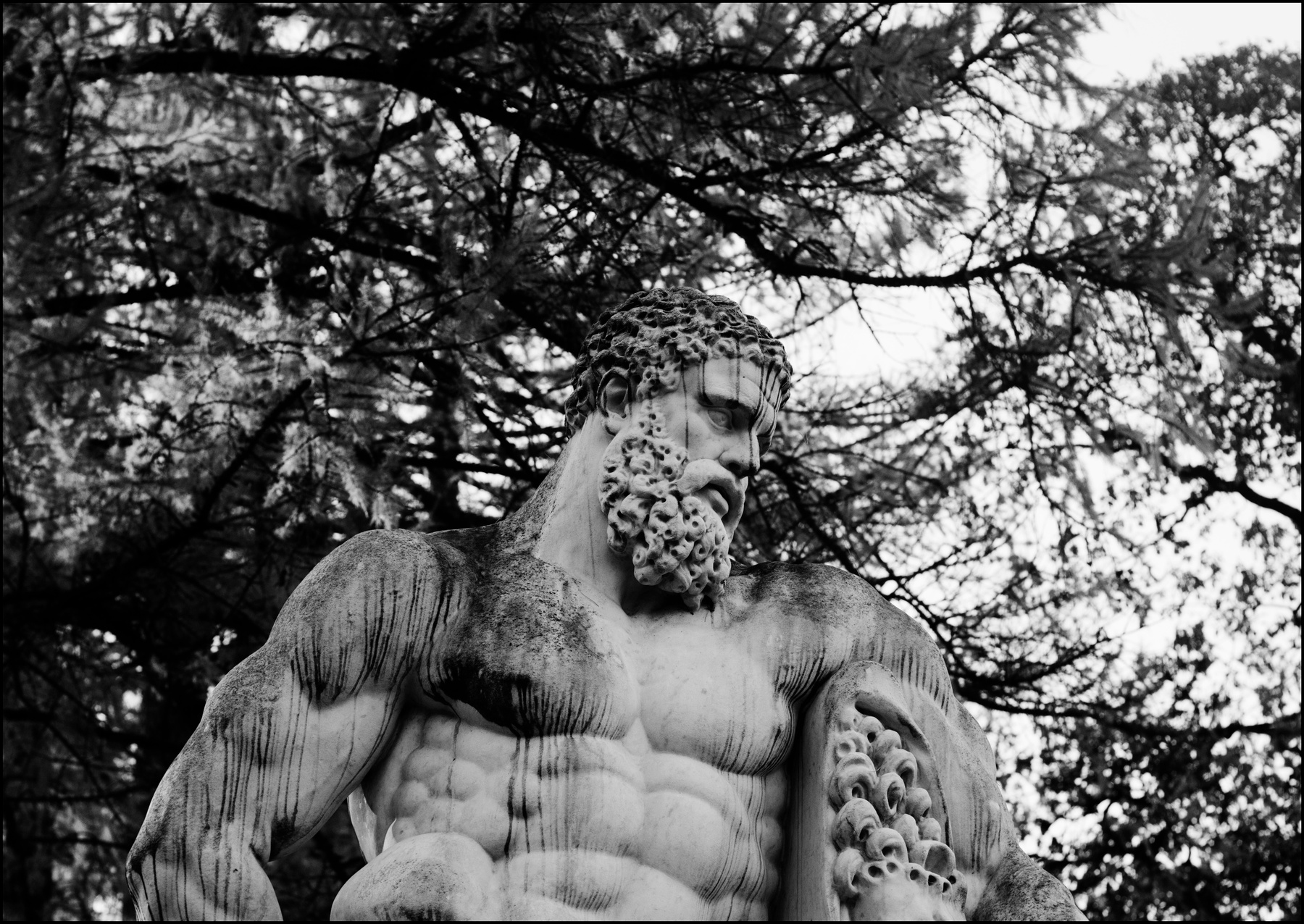 Геркулес Фарнезский черно-белое фото чб blackandwhite скульптура архитектура стритфото город