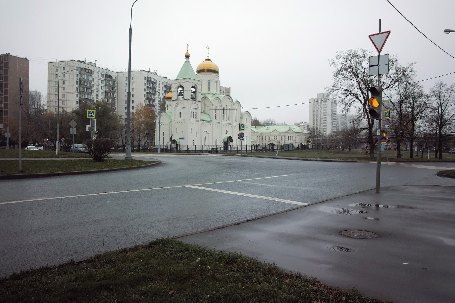 Спальный район город Москва бульвар Волжский храм Андрея Боголюбского