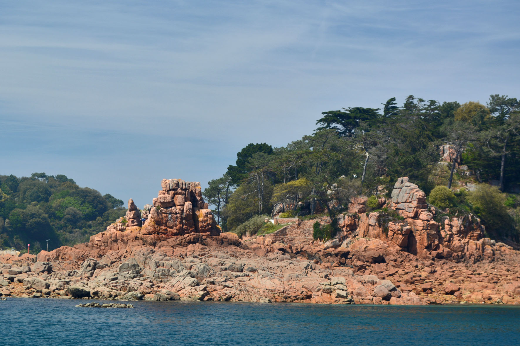 Красные скалы Бретань Бреа Bretagne Île-de-Bréhat скалы