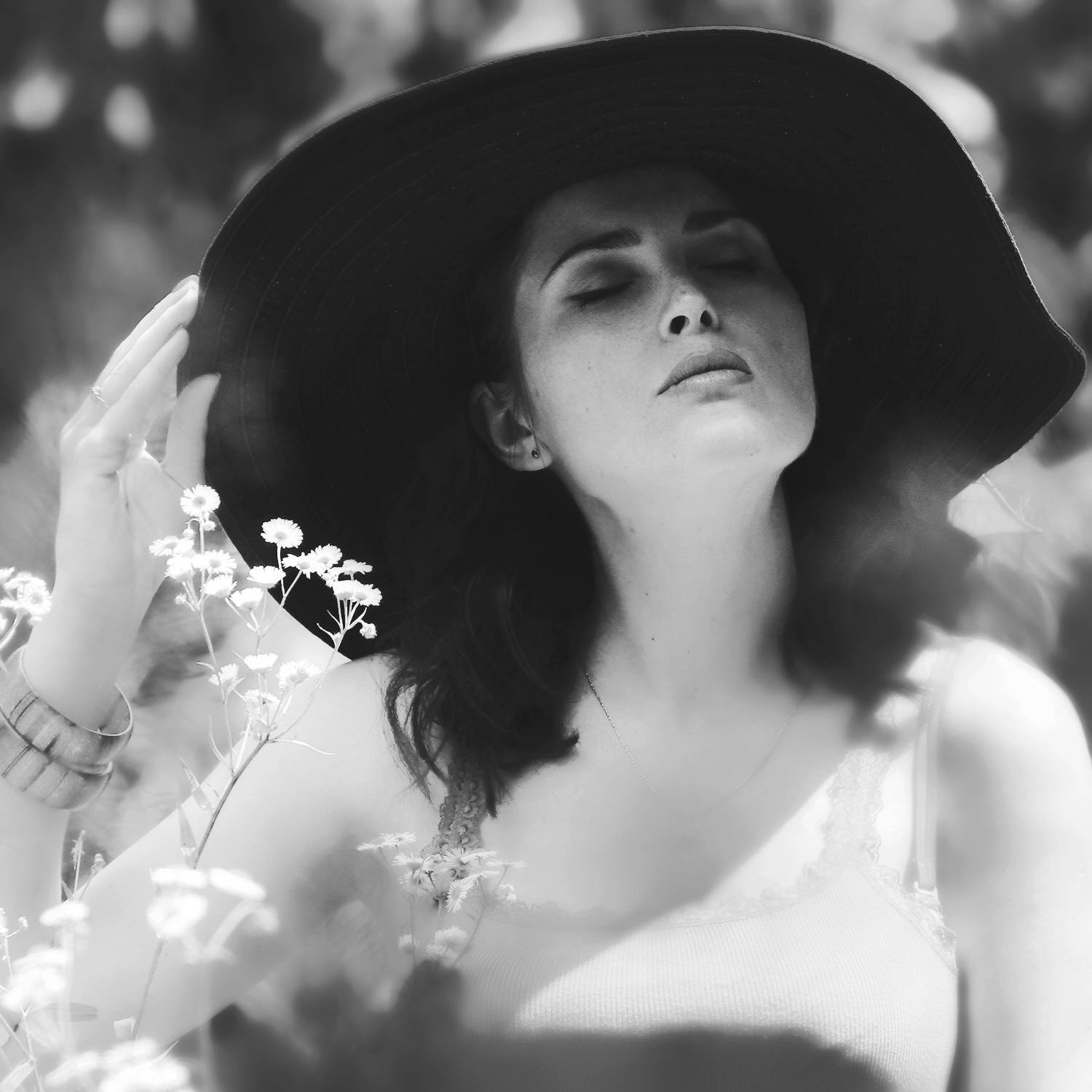 Літо Black and White Square Composition Photography Make-Up Beauty Applying Brush Fashion Glamour Human Face Young Women Beautiful Woman Lifestyles