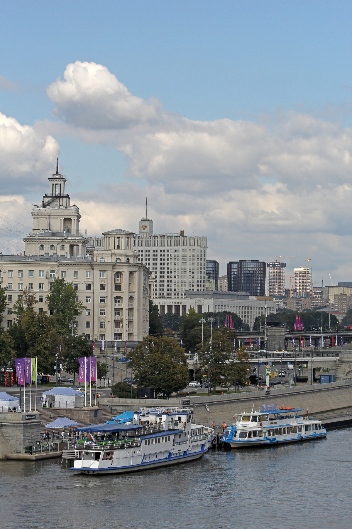 Краснопресненская набережная с моста Богдана Хмельницкого. 08.09.2025 Москва Город