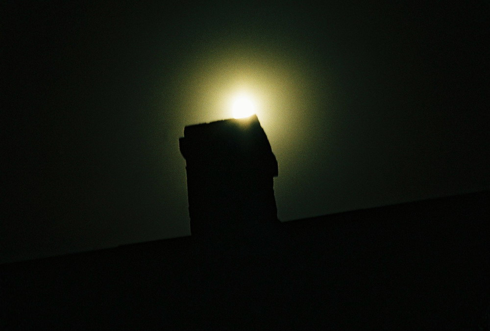 The House Of The Rising Moon луна, полнолуние, крыша, труба
