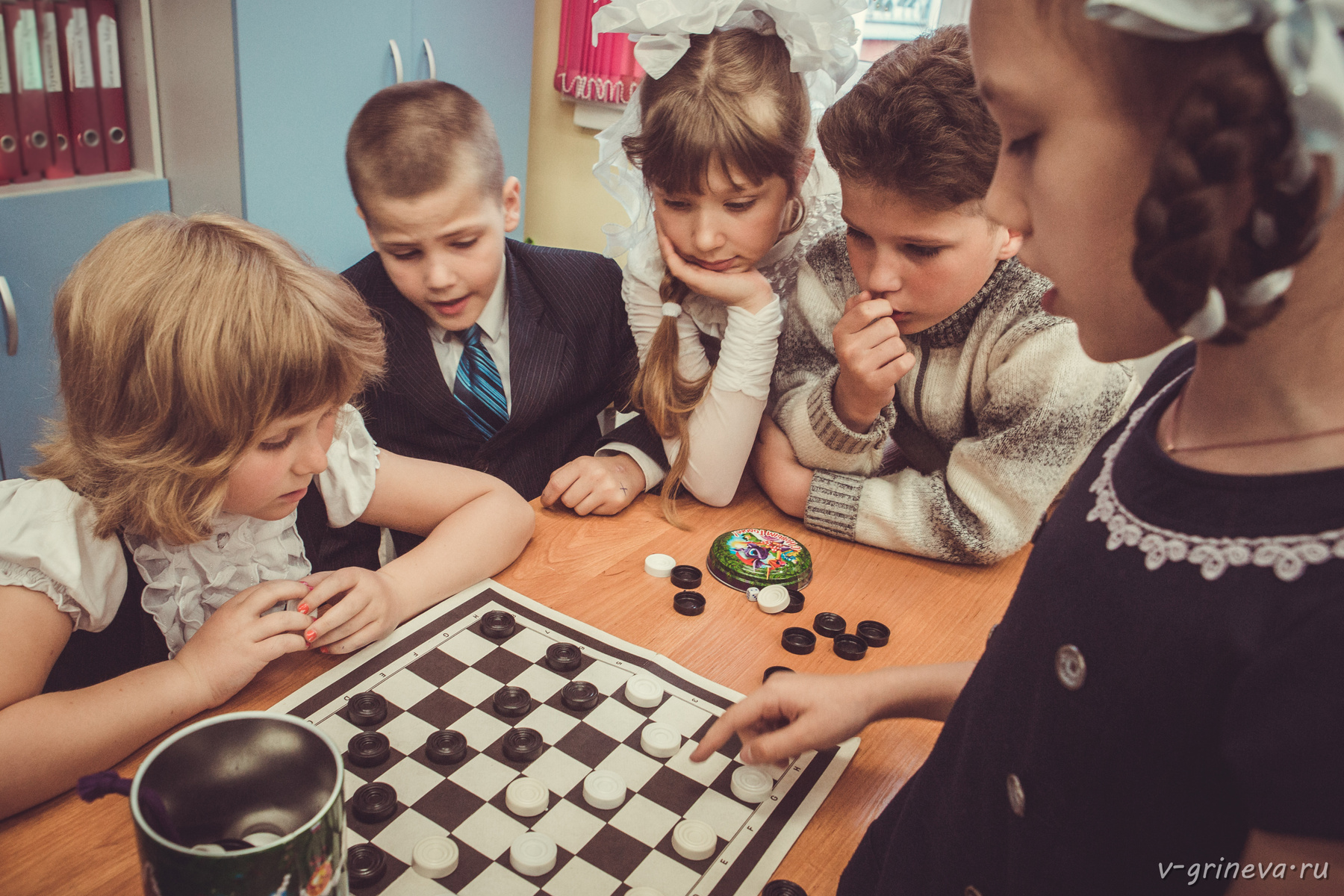 переменка дети школьники школа шашки игра перемена
