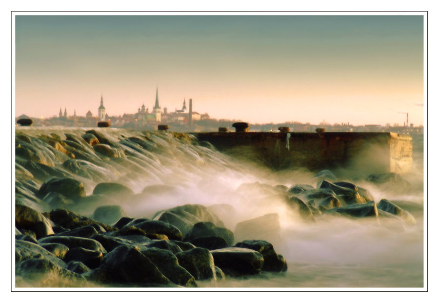 Таллинн, какой он? Таллинн старый новый пирс море камни вода