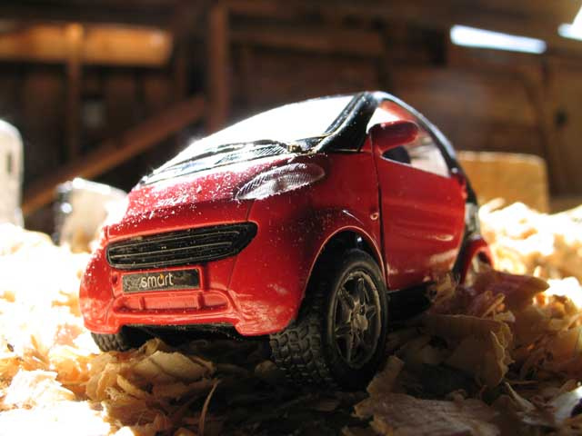 куда уж меньше игрушечный smart брата, опилки