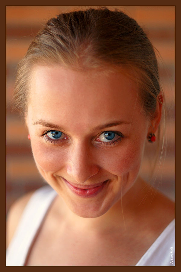 Лена. А глазищи озорные... Хорошая девушка Лена, от взгляда растает душа!