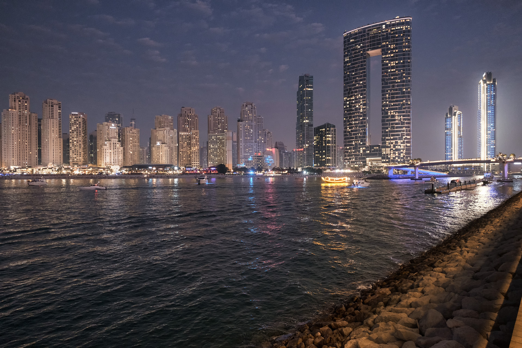 Огни марины night dubai marina water lights city skyscraper landscape cityscape scenery travel outdoors uae chizh