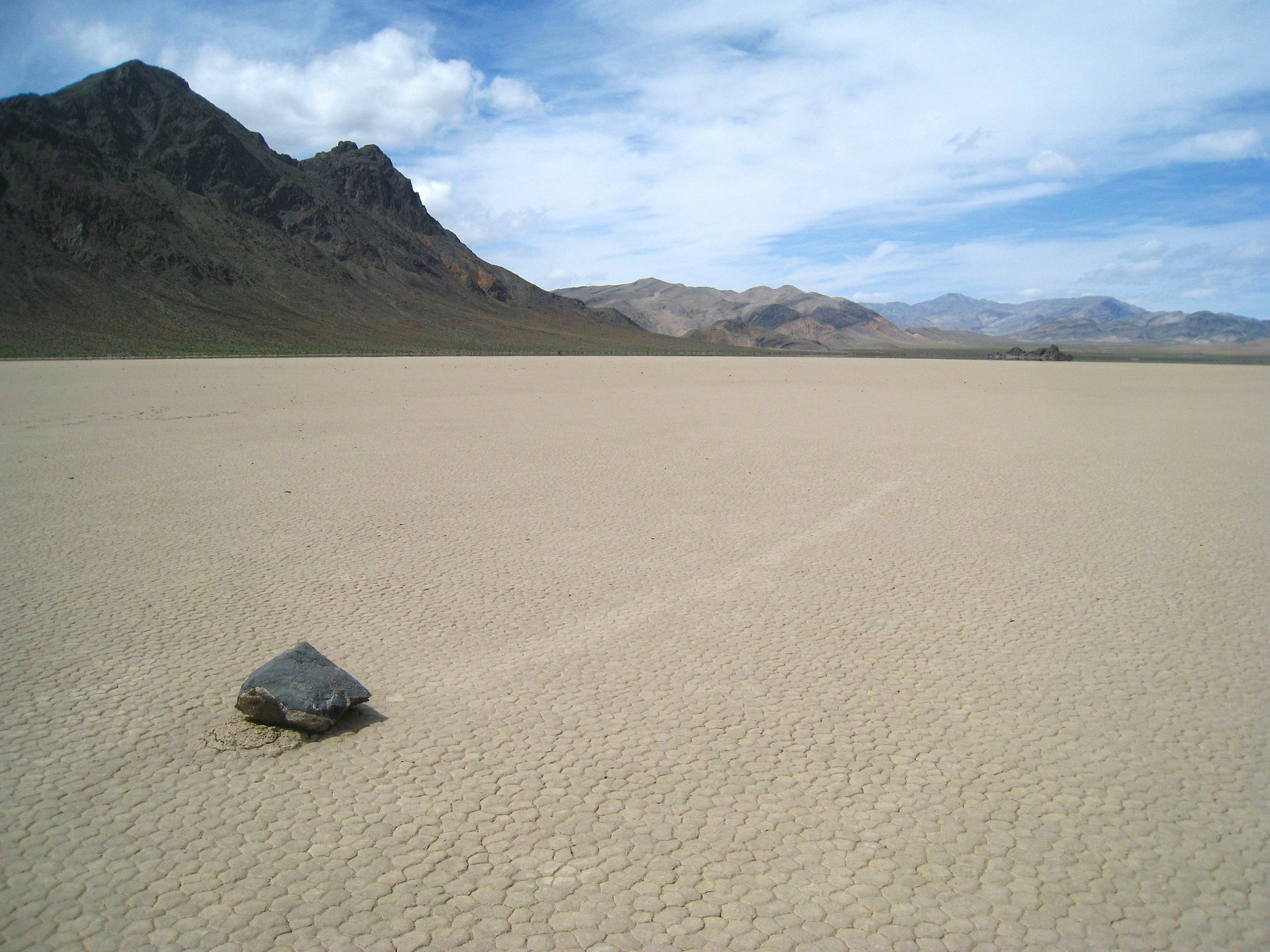 Движущиеся камни (Sailing stones) в Долине Смерти. Америка пейзаж скалы дюны песок природа