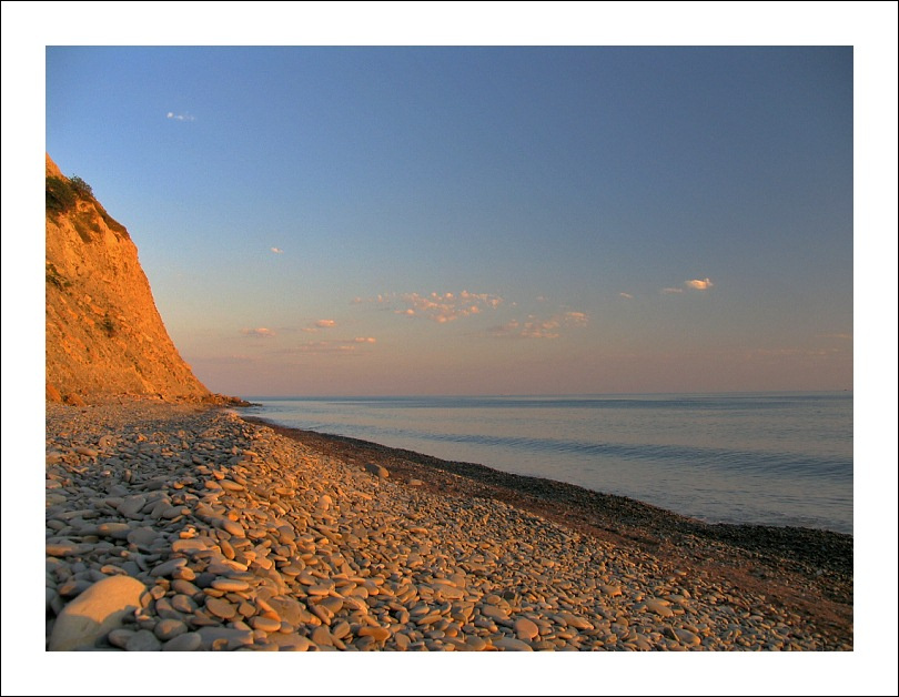 И волна, замедляя свой бег.. море